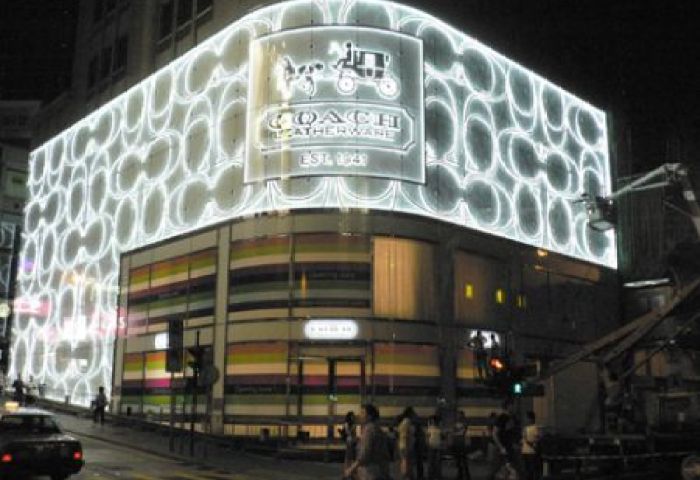 2013年1月, Coach 股票一日大跌15%，轻奢侈皮具竞争日益激烈