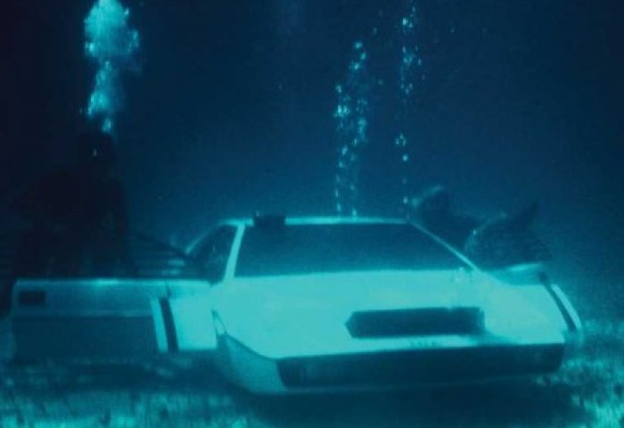 Elon Musk 拍下007的”潜水车” 完成儿时梦想