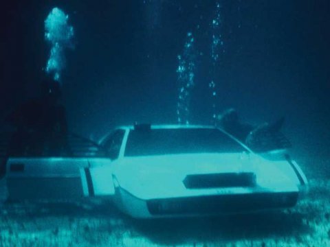 Elon Musk 拍下007的”潜水车” 完成儿时梦想