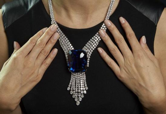 珍贵蓝宝石项链打破珠宝拍卖世界纪录