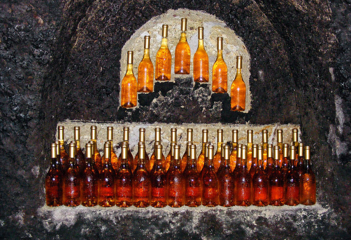 霉变葡萄是如何化身为“液体黄金”的？匈牙利国宝贵腐酒的传奇
