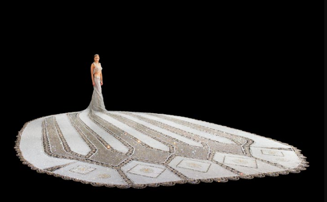 世界上最壮观的婚纱 百万颗珠子 重180公斤