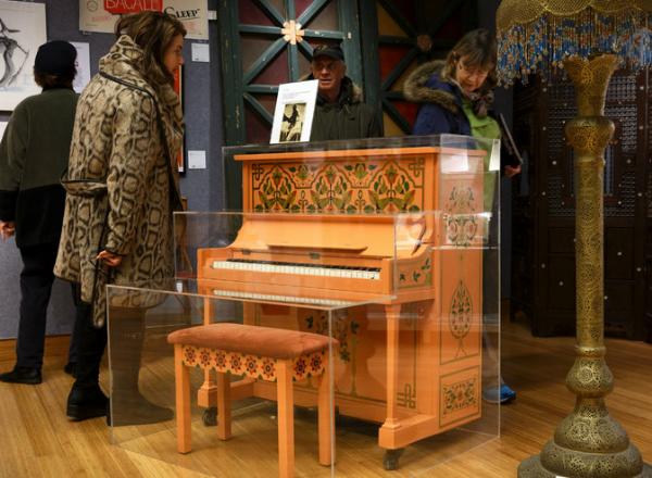 经典老电影“卡萨布兰卡”  道具钢琴高价拍卖