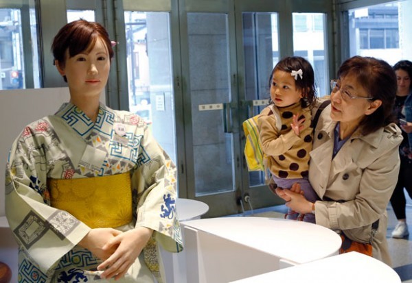 颜值最高的美女机器人空降日本百货公司