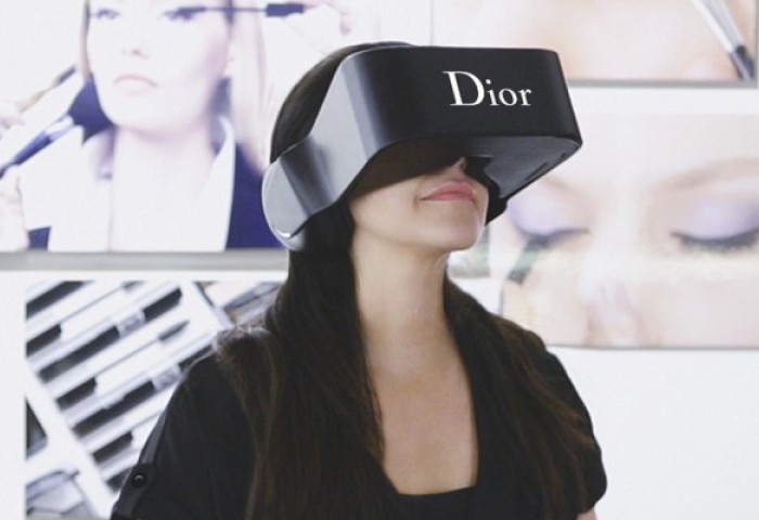 Dior 推出虚拟现实设备，一览秀场后台不是梦