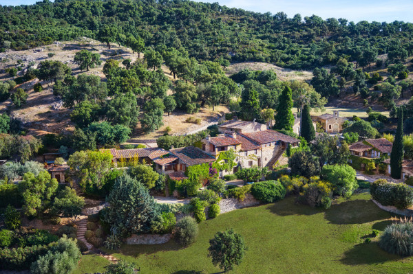 Johnny Depp 以 2600万美元出售法国南部私人村庄