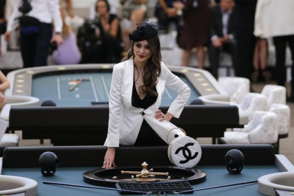 Chanel 昨天的高定大秀，不仅开在“大赌场”，更使用了最炫的3D打印术！