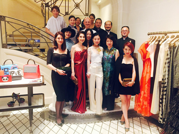 10位中国设计师在巴黎时装周期间举办中国定制展览