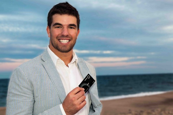 纽约23岁辍学男打造千禧代社交利器：一张黑卡打入高大上朋友圈