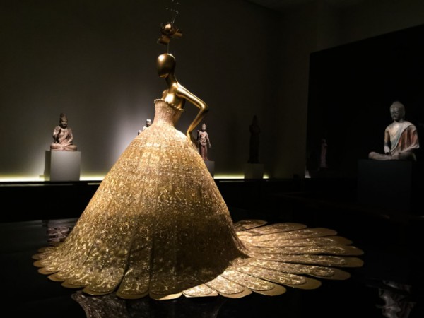 中国 镜花水月 成为纽约大都会博物馆史上最火爆时装展 华丽志
