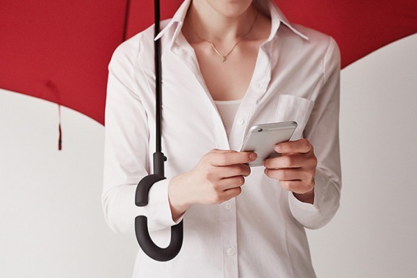 让你在打伞时还能双手玩手机：获红点设计大奖的电话伞