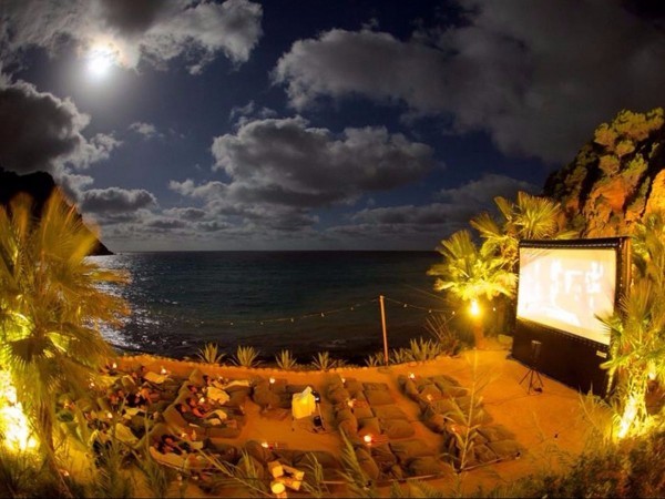 从热水浴缸到私人沙滩，全球 16家最不可思议的影院