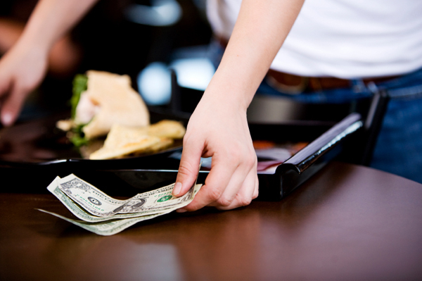 美国著名餐饮集团颠覆传统行规，宣布不再收取小费