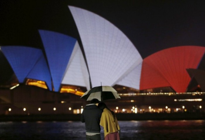 逝者安息，和平永存！全球地标建筑亮法国国旗色，为巴黎祈福