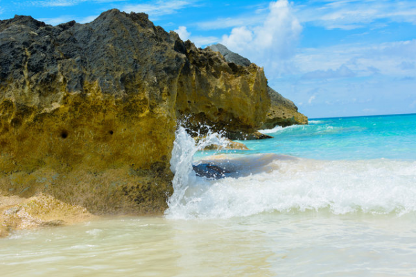 粉沙、游泳猪、原始洞穴…盘点加勒比海地区最好的14片沙滩