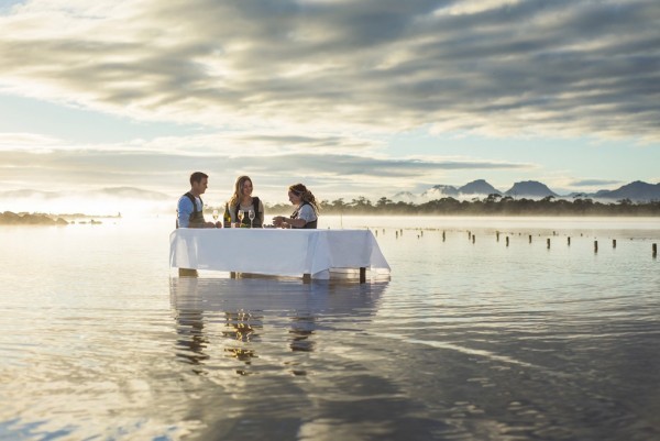 站在海水中吃新鲜生蚝！美食+水上项目成澳洲奢侈旅游新卖点