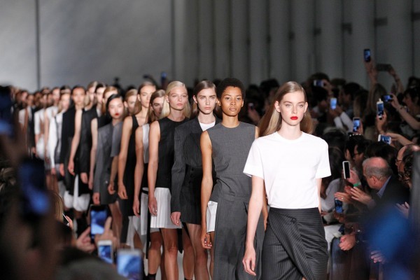 纽约时装周将做出重大改革，巴黎米兰同行表示反对