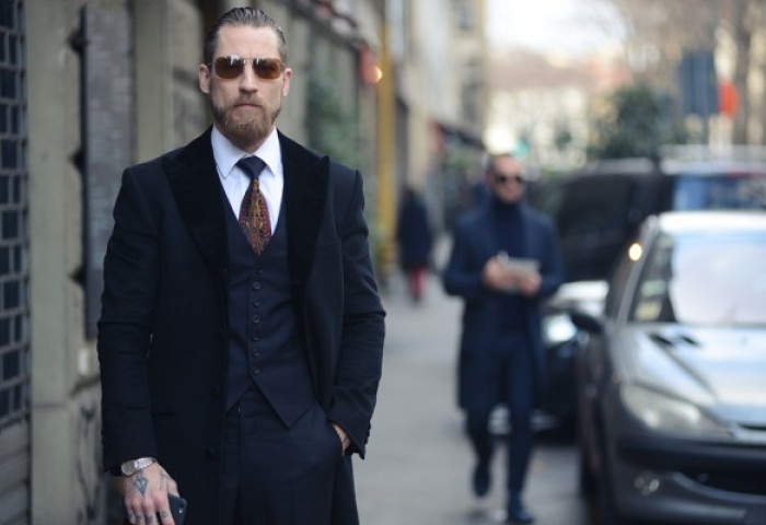 经典奢侈男装品牌 Brioni 有了新的创意总监，他是个满臂纹身的街拍达人！