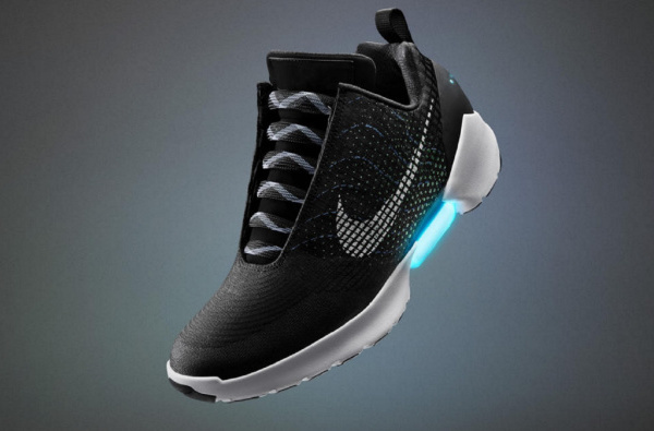 自称重要性堪比无人驾驶汽车！Nike 推出首款自系带运动鞋