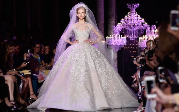 高定女装品牌 Elie Saab 推出风格多样的 Elie Saab Bridal 婚纱系列