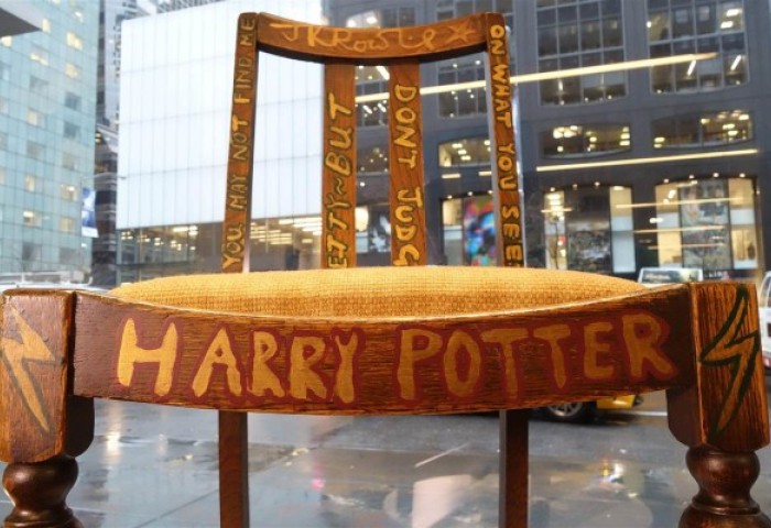 J.K. 罗琳写《哈利·波特》时坐过的椅子拍出 39.4万美元