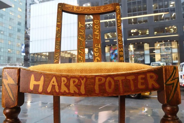 J.K. 罗琳写《哈利·波特》时坐过的椅子拍出 39.4万美元