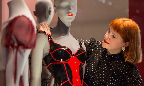 伦敦 V&A博物馆举办大型内衣历史回顾展