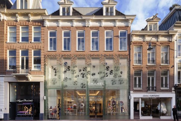 非凡的 Chanel荷兰旗舰店，玻璃砖替掉老砖头，比混凝土还结实！
