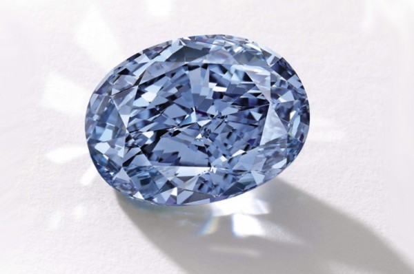 香港苏富比10克拉蓝钻拍出3180万美元天价，刷新亚洲宝石拍卖纪录