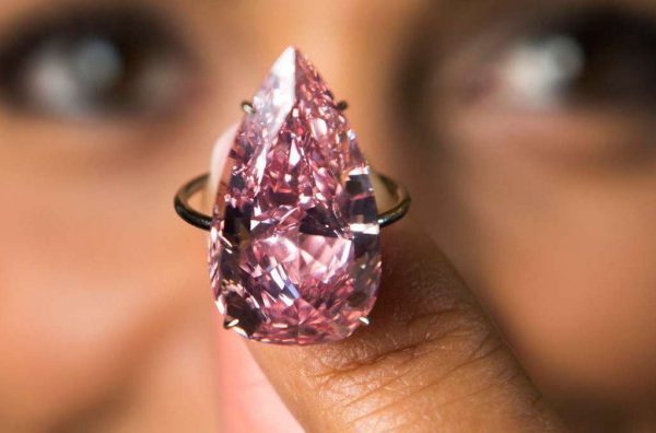 苏富比 3146万美元拍出 15.38克拉梨形粉钻，创同类宝石拍卖新高