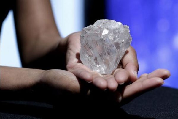 苏富比即将拍卖110年来全球最大钻石，重达 1109克拉，估价 7000万美元