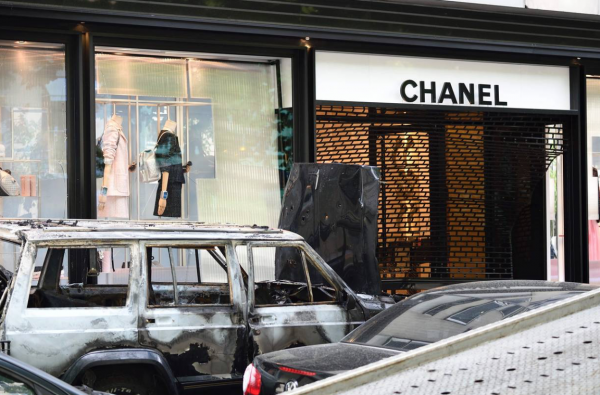 Chanel 巴黎大劫案回放：歹徒驾越野车破门而入，损失逾30万欧元