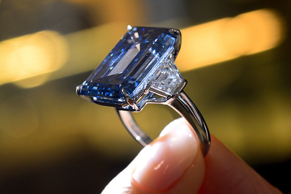 拍卖史上最大蓝钻以 5760万美元成交，刷新全球最贵珠宝拍卖纪录
