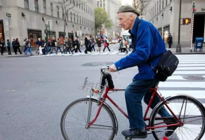 那个身穿蓝色夹克，踩着自行车在街头拍照的老人离开了：街拍始祖 Bill Cunningham 逝世，享年87岁