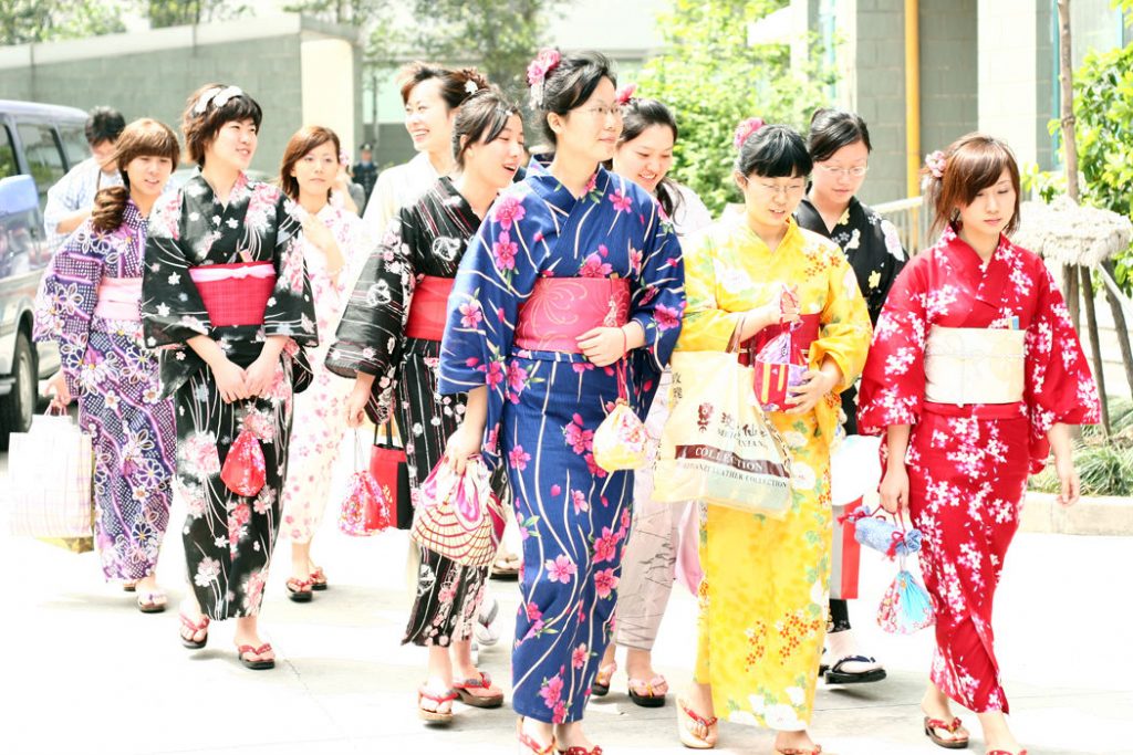 花近3万元上课学穿高跟鞋走路 日本兴起高跟鞋运动 意在矫正传统和服木屐造成的女性走姿问题 华丽志
