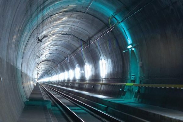 用17年凿穿阿尔卑斯山，瑞士开通世界最长铁路隧道，全长57公里