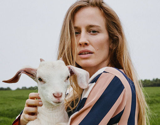 英国设计师品牌 Stella McCartney 宣布，用再生羊绒取代原生羊绒