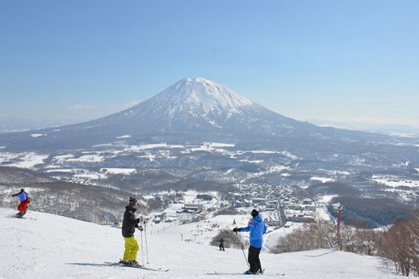 日本北海道这个5000人口的小镇去年接待了80万国际滑雪游客