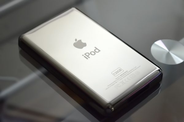 日本这家只有5个人的小作坊，在四年间为苹果抛光了250万个iPod 镜面背板