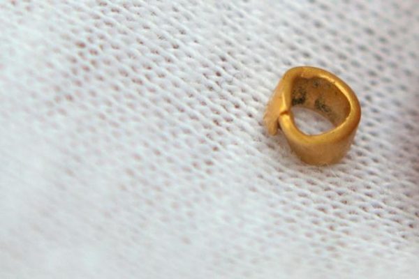 保加利亚发现一颗4500年前的迷你金珠，或许是全球最古老的黄金饰品