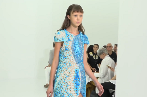 3D 打印时装又有新突破，看看纽约时装周上这条漂亮的3D变色连衣裙吧！