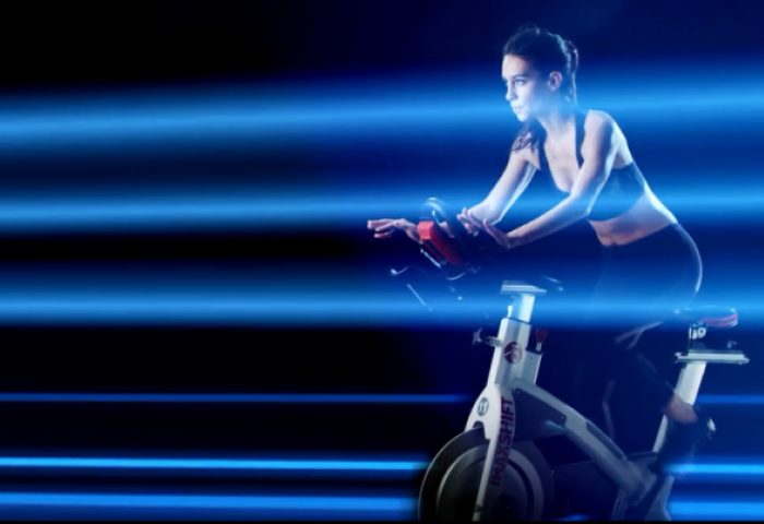 在Imax电影院骑动感单车是一种怎样的体验：45分钟穿越星际和海滩