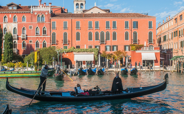 威尼斯常驻人口仅剩5.5万，居民举行李箱上街游行抗议游客过多