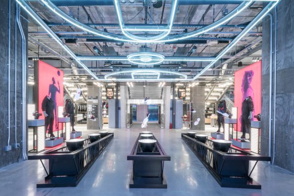 Adidas 全球最大门店于纽约第五大道开张，设计灵感来自美国高中体育馆