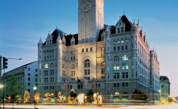 华盛顿的特朗普国际酒店生意兴隆，是否存在利益冲突引起非议