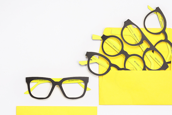 网购眼镜新思路：意大利创业公司 Quattrocento 推出“纸眼镜”试戴服务