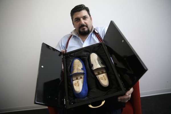 意大利鞋匠打造世界第一款24K纯金鞋，主推中东市场