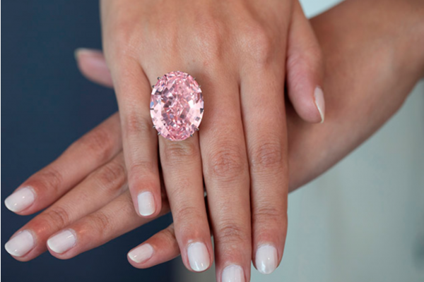 周大福7120万美元拍下世界最大粉钻 Pink Star，刷新全球宝石拍卖最贵纪录