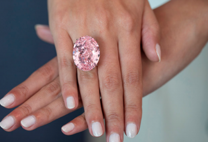 周大福7120万美元拍下世界最大粉钻 Pink Star，刷新全球宝石拍卖最贵纪录