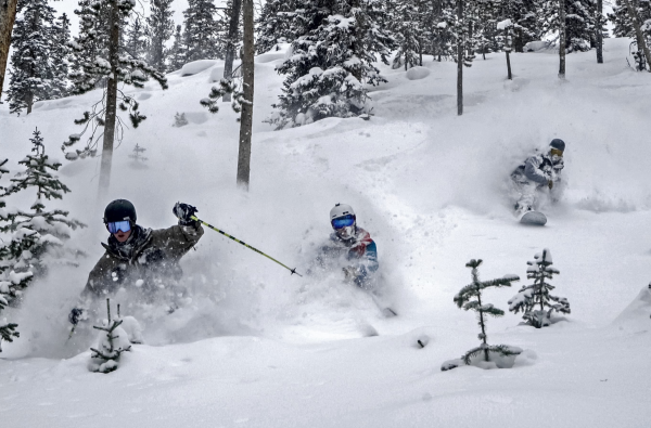 美国滑雪公司 Aspen Skiing与私募基金 KSL 连手收购美国山地度假冒险公司 Intrawest